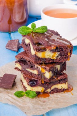 Peynirli kek kek kuş üzümü ve karamel sos ile