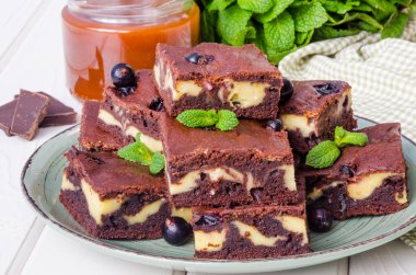 Peynirli kek kek kuş üzümü ve karamel sos ile