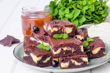 Peynirli kek kek kuş üzümü ve karamel sos ile