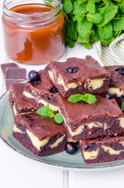 Peynirli kek kek kuş üzümü ve karamel sos ile