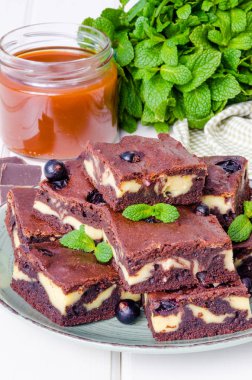 Peynirli kek kek kuş üzümü ve karamel sos ile