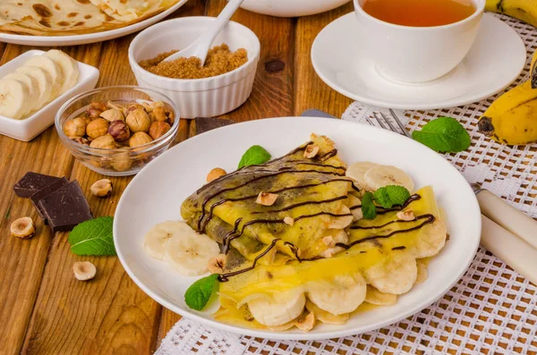 Krep veya çikolatalı krema, muz ve fındık kahvaltıda krep