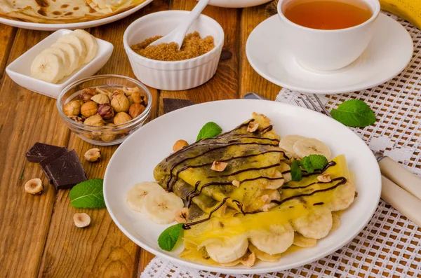 Krep veya çikolatalı krema, muz ve fındık kahvaltıda krep