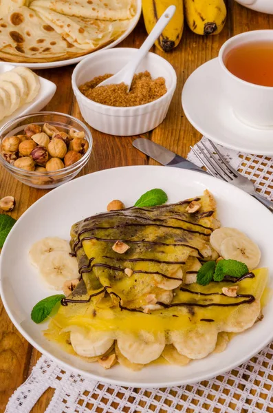 Krep veya çikolatalı krema, muz ve fındık kahvaltıda krep