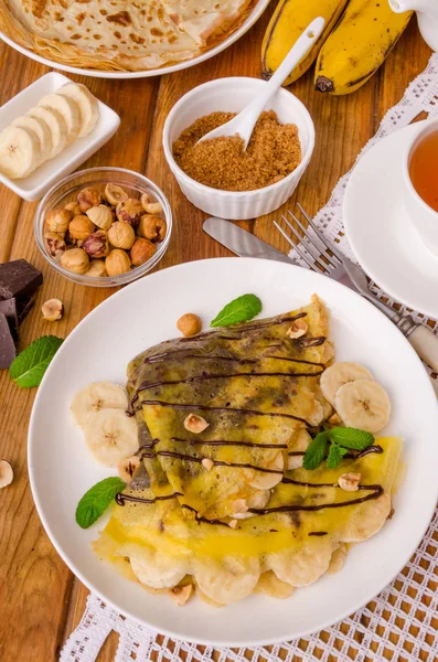 Krep veya çikolatalı krema, muz ve fındık kahvaltıda krep