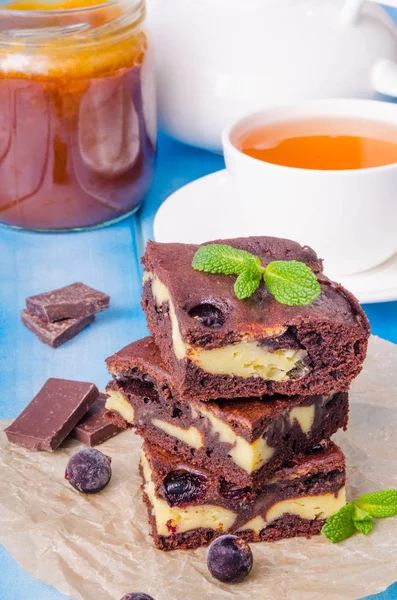 Cheesecake Brownies Currants Caramel Sauce — Stock Photo, Image