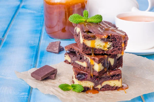 Cheesecake Brownies Mit Johannisbeeren Und Karamellsoße — Stockfoto