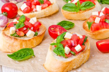 Bruschetta domates, soğan, peynir ve taze fesleğen