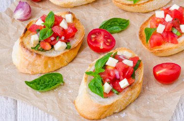 Bruschetta domates, soğan, peynir ve taze fesleğen
