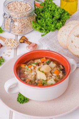 Vegan pearl arpa, sebze ve mantar çorbası