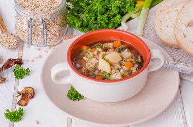 Vegan pearl arpa, sebze ve mantar çorbası