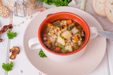 Vegan pearl arpa, sebze ve mantar çorbası