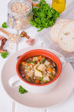 Vegan pearl arpa, sebze ve mantar çorbası