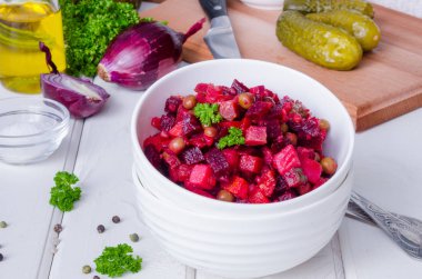 Geleneksel Rus ve Ukrayna sebze salatası Vinaigrette. Pancar, patates, havuç, turşu ve bezelye salatası..