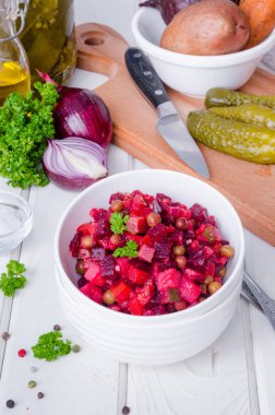 Geleneksel Rus ve Ukrayna sebze salatası Vinaigrette. Pancar, patates, havuç, turşu ve bezelye salatası..