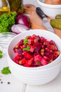 Geleneksel Rus ve Ukrayna sebze salatası Vinaigrette. Pancar, patates, havuç, turşu ve bezelye salatası..