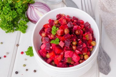 Geleneksel Rus ve Ukrayna sebze salatası Vinaigrette. Pancar, patates, havuç, turşu ve bezelye salatası..