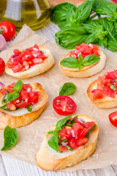 Bruschetta Pomidorów Cebuli Serem Świeżą Bazylią — Zdjęcie stockowe