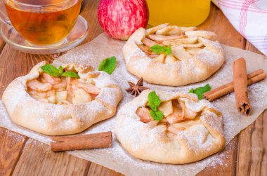 Açık pasta veya Galette'ye elma tarçın ile birlikte