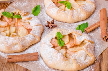 Açık pasta veya Galette'ye elma tarçın ile birlikte