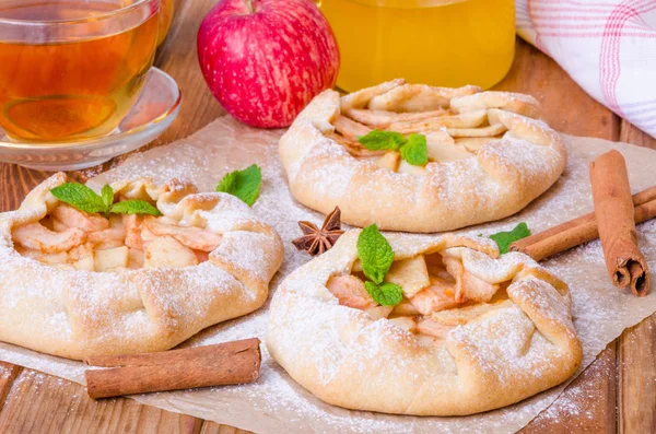 Açık pasta veya Galette'ye elma tarçın ile birlikte