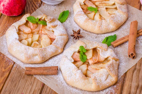 Açık pasta veya Galette'ye elma tarçın ile birlikte