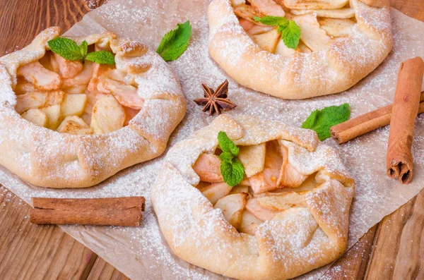 Açık pasta veya Galette'ye elma tarçın ile birlikte