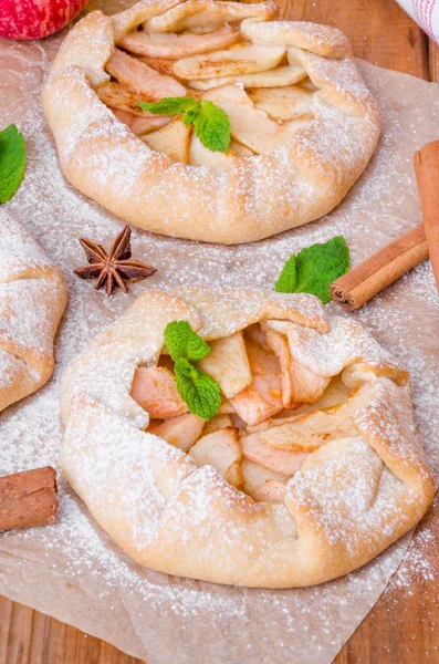 Açık pasta veya Galette'ye elma tarçın ile birlikte