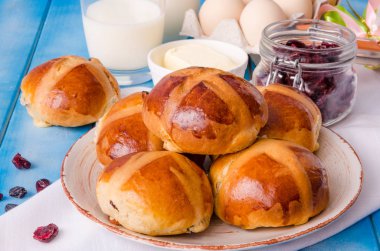 Paskalya hot cross buns kurutulmuş cranberries ve kuru üzüm ile