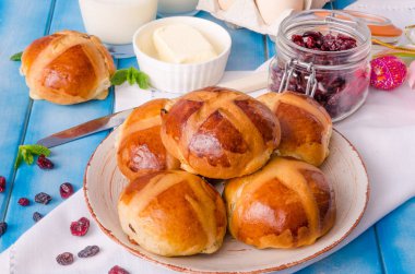 Paskalya hot cross buns kurutulmuş cranberries ve kuru üzüm ile