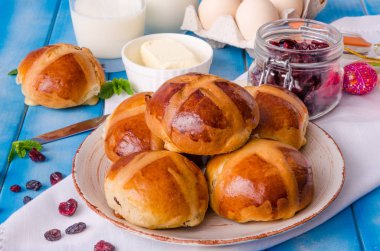Paskalya hot cross buns kurutulmuş cranberries ve kuru üzüm ile