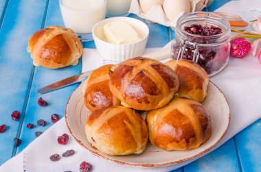 Paskalya hot cross buns kurutulmuş cranberries ve kuru üzüm ile