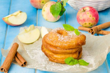 Elma tarçın ile bir hamur kızarmış ve pudra şekeri