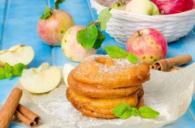 Elma tarçın ile bir hamur kızarmış ve pudra şekeri