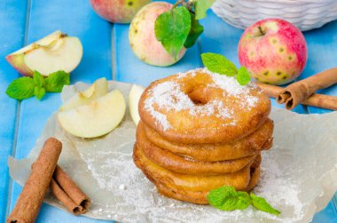 Elma tarçın ile bir hamur kızarmış ve pudra şekeri