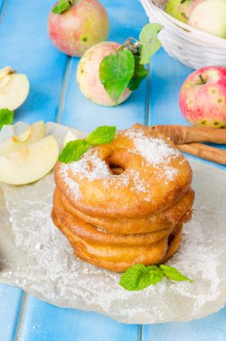 Elma tarçın ile bir hamur kızarmış ve pudra şekeri