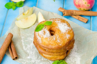 Elma tarçın ile bir hamur kızarmış ve pudra şekeri