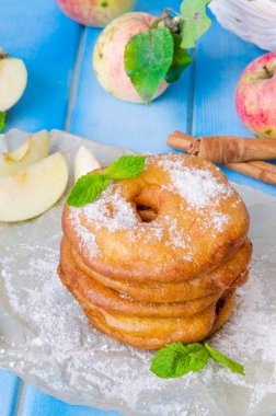 Elma tarçın ile bir hamur kızarmış ve pudra şekeri