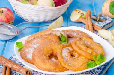 Elma tarçın ile bir hamur kızarmış ve pudra şekeri