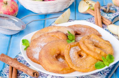 Elma tarçın ile bir hamur kızarmış ve pudra şekeri