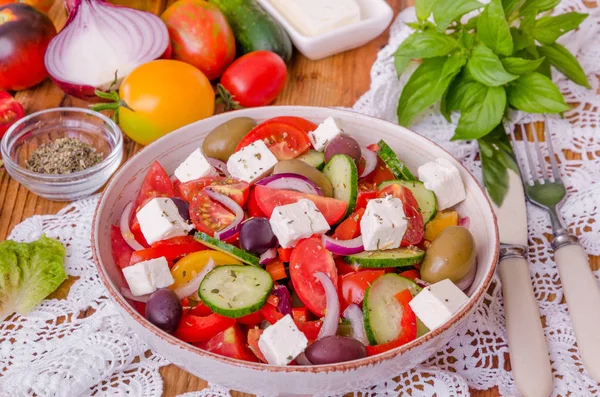 Griekse Salade Met Verse Groenten Feta Olijven — Stockfoto