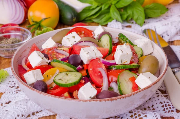 Griekse Salade Met Verse Groenten Feta Olijven — Stockfoto