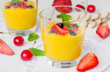 Vanilya kremalı taze çilek ile