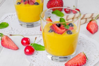 Vanilya kremalı taze çilek ile