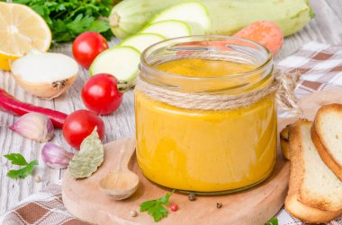 Havyar havuç, domates, soğan ve sarımsak ile squash