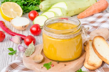 Havyar havuç, domates, soğan ve sarımsak ile squash