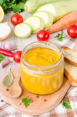 Havyar havuç, domates, soğan ve sarımsak ile squash