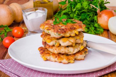 Mısır, soğan ve taze otlar ile tavuk börek