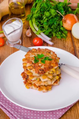 Mısır, soğan ve taze otlar ile tavuk börek