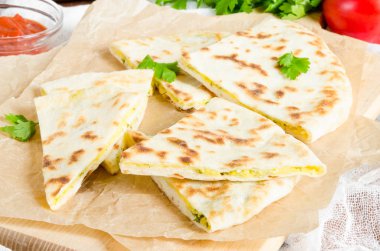 düz ekmek peynir ve taze otlar ile